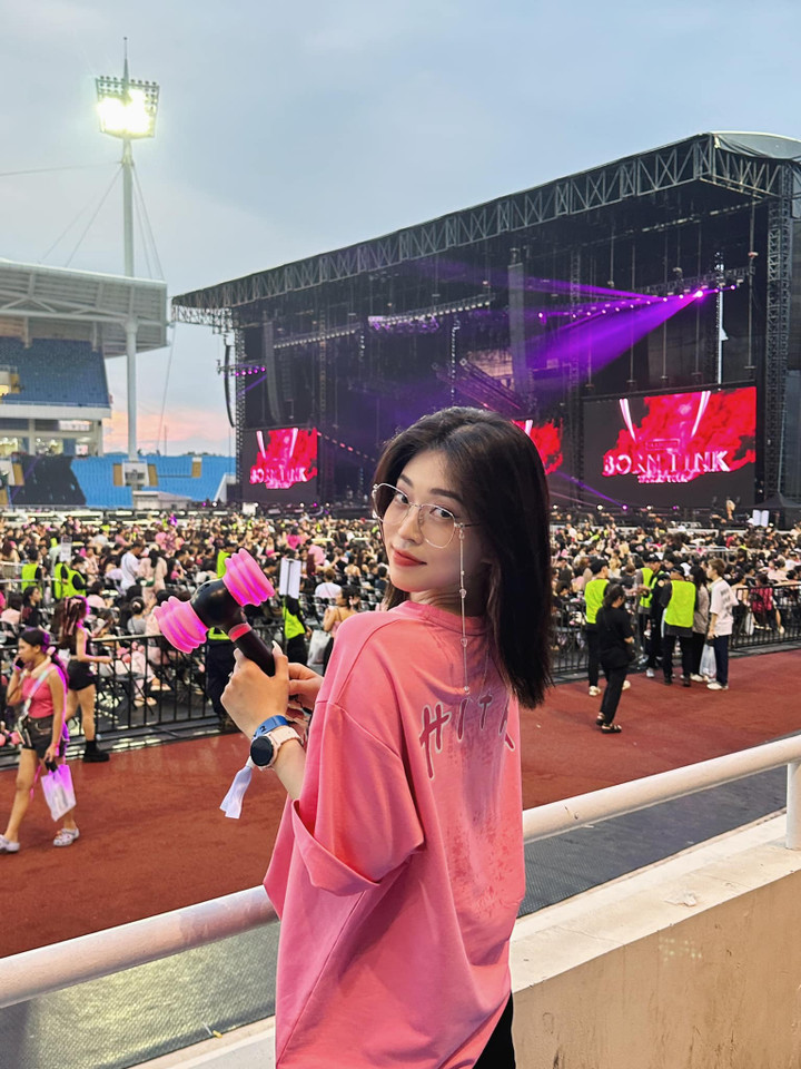 Tuy nhiên, trước đêm diễn thứ 2 của BLACKPINK, Phương Nga đăng tải trên trang Facebook về việc bị "nói xơi xơi" khi cô chụp ảnh trước giờ biểu diễn: "Vài tấm nháy vội trước khi bị một chị staff không biết là ai nói xơi xơi vì đứng chụp ảnh và đuổi về chỗ ngồi lúc 6h30".