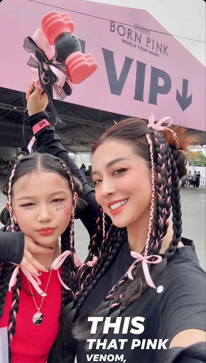 Mẹ con Hoa hậu Jennifer Phạm cũng cùng lên đồ tham dự đêm diễn thứ 2 của BLACKPINK.