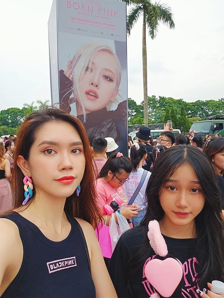 Bà xã nam diễn viên Minh Tiệp cùng cô con gái cưng chuẩn bị kỹ càng để cùng "quẩy" với BLACKPINK.