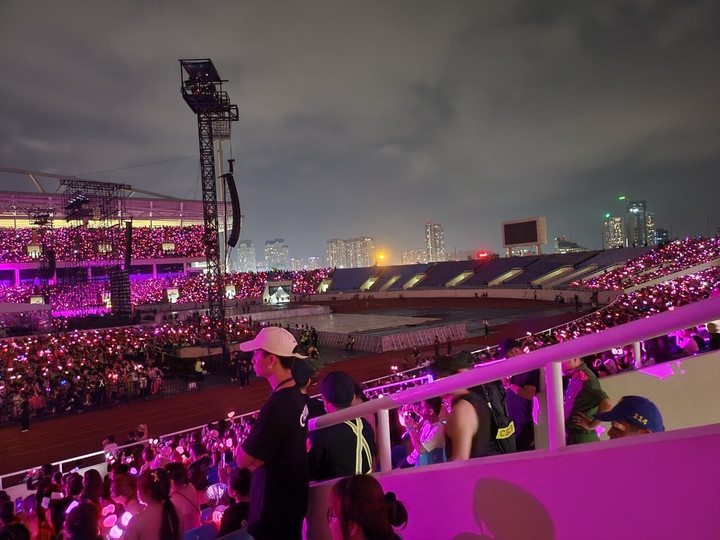 Á hậu Phương Nga gặp 'sự cố' khi muốn chụp ảnh trước giờ diễn của BLACKPINK - 9