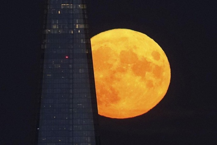 Một siêu trăng cam khuất sau tòa nhà chọc trời The Shard ở London - Anh - Ảnh: AP