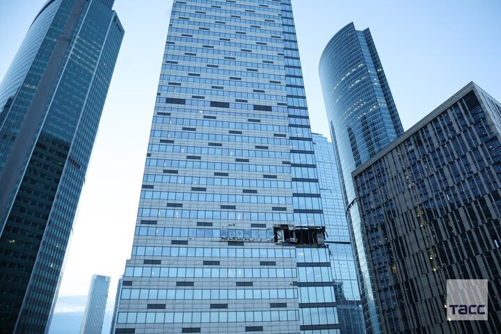 Khu phức hợp 'IQ-Quarter' ở Moskva City bị hư hại sau vụ tấn công. (Ảnh: TASS)