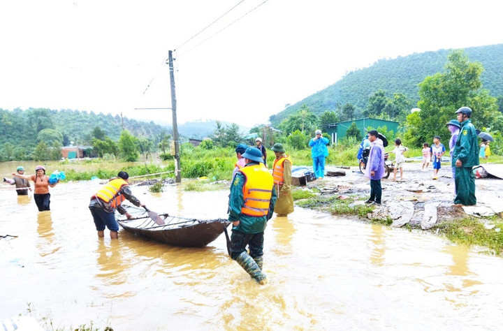 UBND huyện Đắk G'Long chỉ đạo lượng công an, bộ đội, dân quân kịp thời giúp đỡ, sơ tán người dân tại các xã Quảng Sơn, Đắk R'Măng và Quảng Hòa trong vùng ngập lụt, đến nơi an toàn.