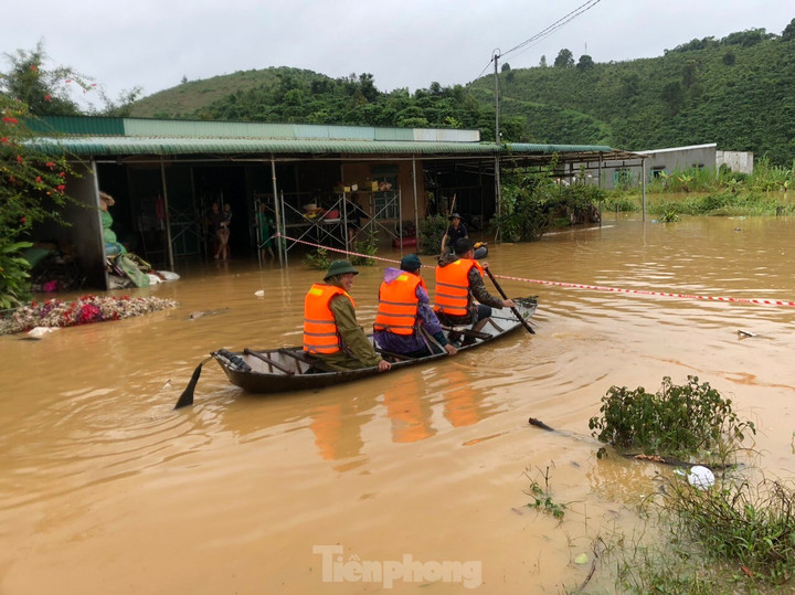 Lực lượng chức năng di chuyển bằng xuống để căng dây cảnh cáo khu vực nước sâu.