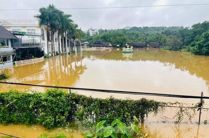 Mưa lớn kéo dài khiến một số khu vực ở phường Nghĩa Tân (TP Gia Nghĩa) bị ngập sâu.