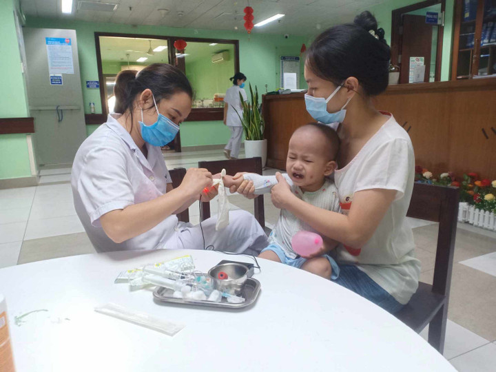 Gia Huy phải lấy máu thường xuyên để xét nghiệm kiểm tra các chỉ số.