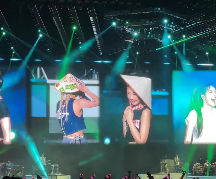 Sự thành công, danh tiếng của idol phụ thuộc vào nhiều yếu tố từ tài năng, sự đầu tư của công ty quản lý... Tuy nhiên, không thể phủ nhận việc để ý tiểu tiết, chiều fan khi sang Việt Nam là một trong những lý do làm fan mạnh tay chi tiền mua vé xem show, không ngại thức khuya, đứng chờ vài giờ đồng hồ tại sân bay để gặp thần tượng. Ảnh: FC BLACKPINK VN.