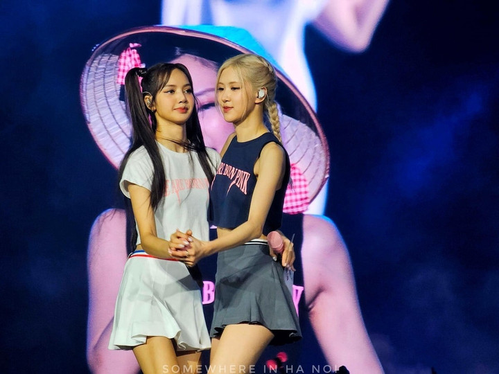 Màn dắt tay khiêu vũ của Lisa và Rosé trong lúc "thôn nữ miền Tây" hát tiếp tục viral trên mạng xã hội. Ảnh: Somewhere in Hanoi.