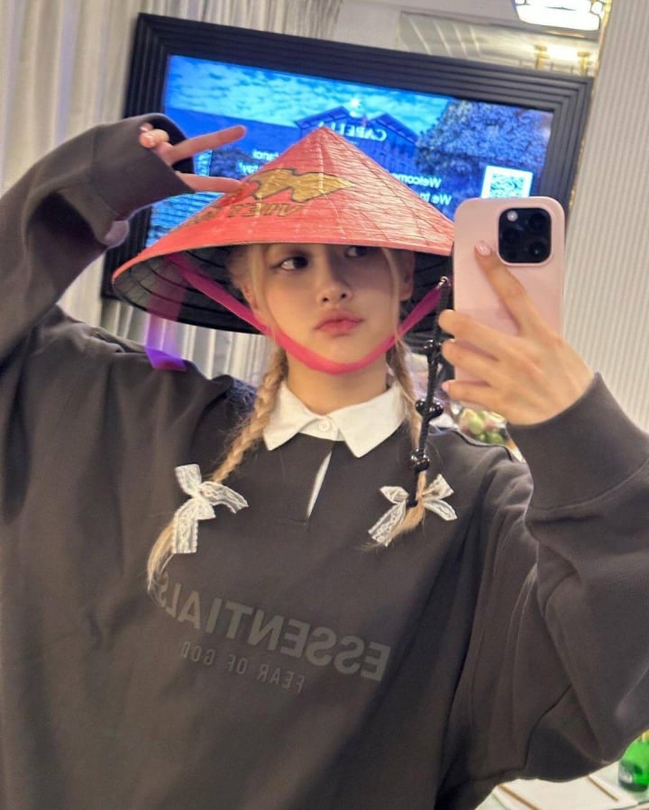 Rosé khoe ảnh đội nón lá có chữ Việt Nam, check-in trong khách sạn ở Hà Nội.