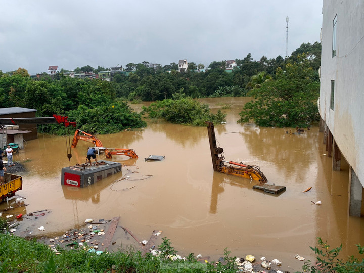 Tối 30/7, nước từ các con suối dâng cao khiến 3 máy xúc và nhiều phương tiện của một Cty xây dựng đang thi công móng nhà cho một hộ dân ở tổ 1 (đường Tôn Đức Thắng, phường Nghĩa Trung,TP Gia Nghĩa) bị nhấn chìm.
