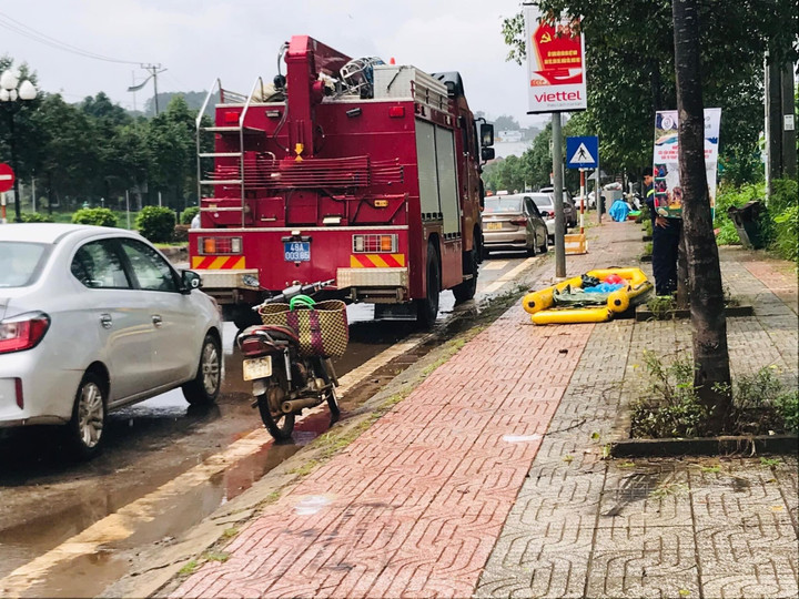 Sáng 31/7, lực lượng chức năng có mặt tại hiện trường để trục vớt 3 máy múc.