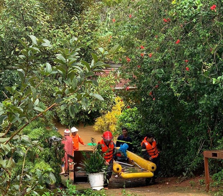 Lực lượng cứu hộ di dời người dân, tài sản đến khu vực an toàn.