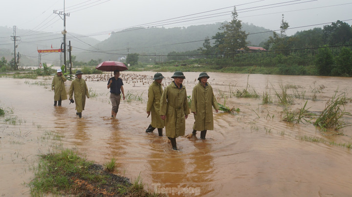 Sáng cùng ngày, ông Lê Trọng Yên, Phó Chủ tịch UBND tỉnh Đắk Nông kiểm tra, chỉ đạo chính quyền địa phương khẩn trương di dời các hộ dân vùng ngập lụt đến nơi an toàn, bảo đảm an toàn tính mạng và tài sản của người dân, không chủ quan trước diễn biến của thời tiết.