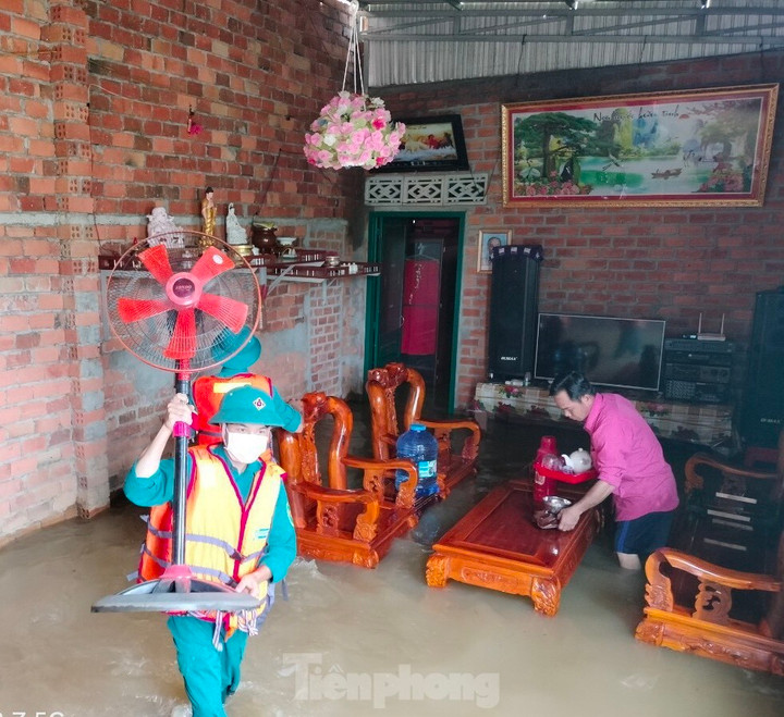 Di dời tài sản của người dân khỏi vùng ngập lụt.