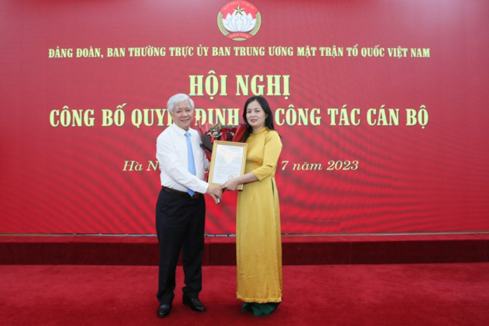 Chủ tịch Ủy ban Trung ương Mặt trận Tổ quốc Việt Nam Đỗ Văn Chiến trao quyết định điều động, bổ nhiệm cho bà Nông Thị Mai Huyền.