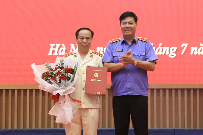 Phó Viện trưởng VKSND tối cao Nguyễn Quang Dũng trao quyết định bổ nhiệm cho ông Nguyễn Đức Hạnh.