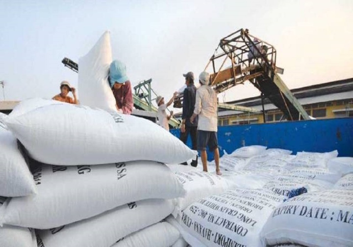 Giá gạo xuất khẩu của Việt Nam tăng vọt sau lệnh cấm xuất khẩu gạo của Ấn Độ.