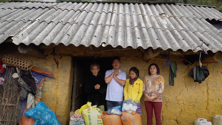 Không chỉ nổi tiếng với các video trải nghiêm ẩm thực vùng Tây Bắc, Sapa TV còn được biết đến là một trong các kênh YouTube có nhiều hoạt động thiện nguyện ý nghĩa.