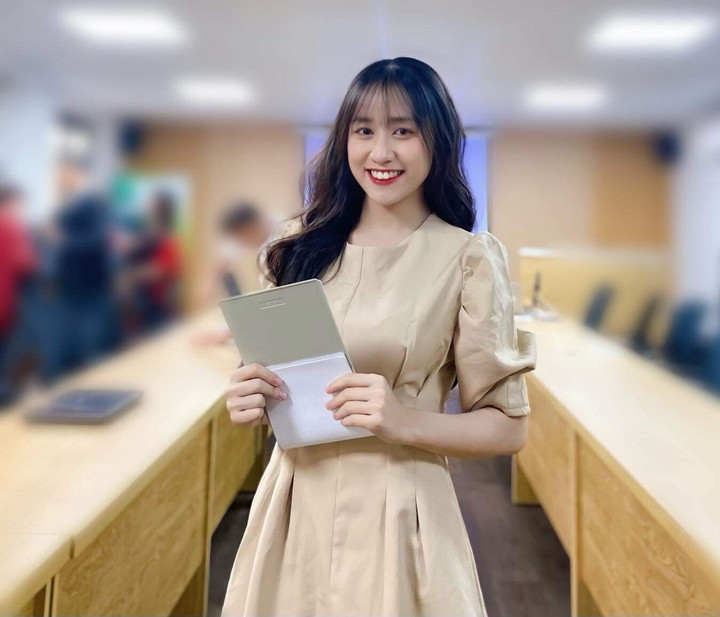 Với cô gái này, đứng ở sân khấu lớn hay sân khấu nhỏ, hay đơn giản chỉ là việc cầm micro thuyết trình trước lớp thôi cũng khiến bản thân em hạnh phúc vô cùng.