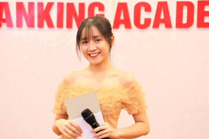 Lên đại học, nữ sinh Hải Phòng không ngừng phấn đấu để thể hiện bản lĩnh cá nhân. Môi trường đại học giúp em khai phá bản thân, được trải nghiệm và thử sức với nhiều điều mà trước đây em chưa từng nghĩ mình có thể làm được. Hà đạt Học bổng Khuyến khích học tập, đạt giải Nhất cuộc thi I - Impact, từng giữ vị trí Trưởng ban đối ngoại câu lạc bộ MC của trường... Ngoài ra, nữ sinh cũng là người dẫn chương trình quen thuộc tại nhiều sự kiện của khoa Kinh tế.