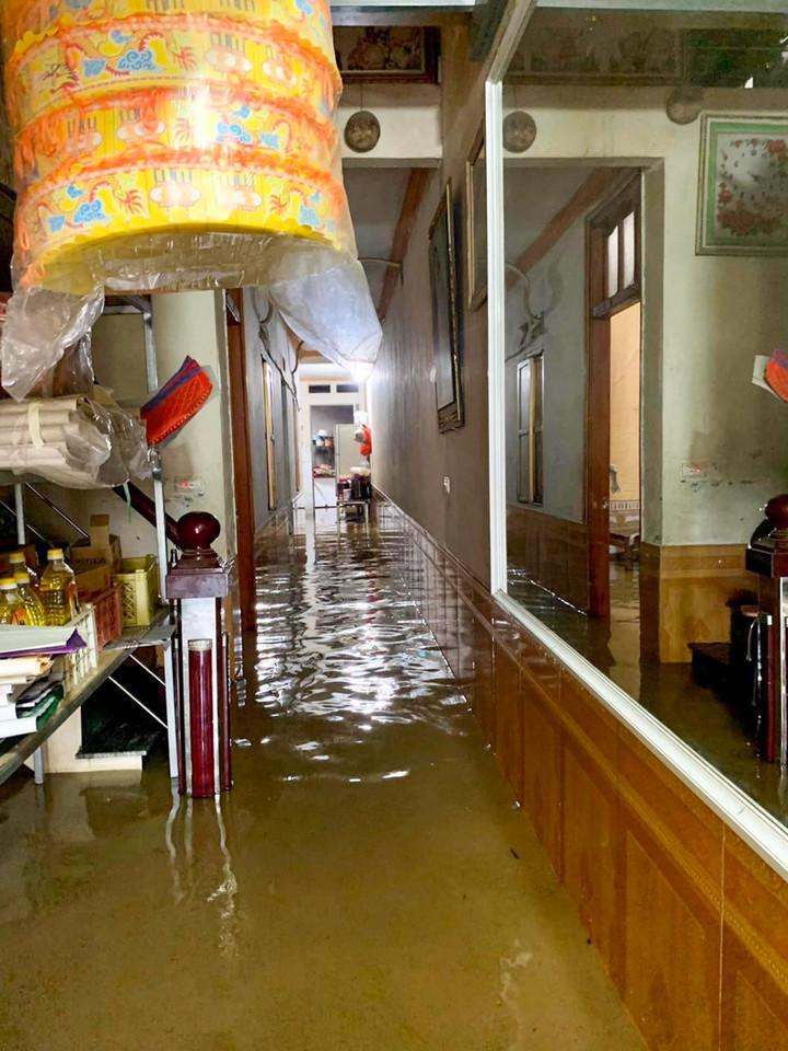 Tại tuyến đường Lê Thanh, phường Bắc Cường, nước tràn vào nhà ngập sâu 80 cm, có điểm gần 1 m. (Ảnh: Đ.X.)