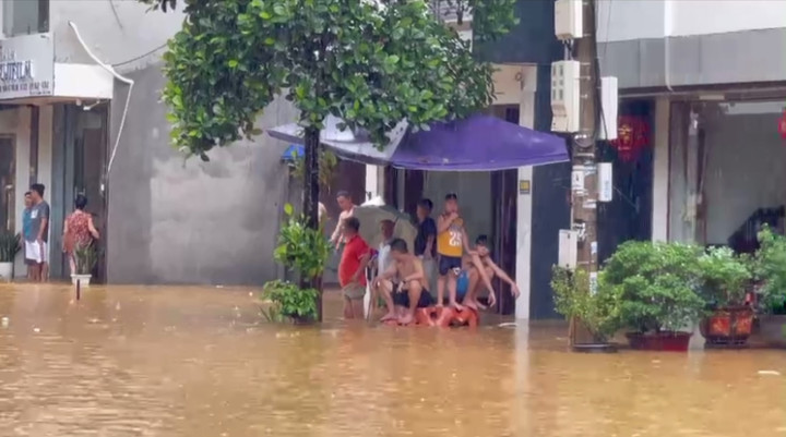 Mưa lớn khiến nhiều tuyến đường TP Lào Cai ngập sâu, người dân dùng phao đi trên phố - 4