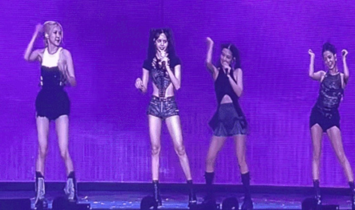 Hình ảnh Jennie nhảy See tình khác xa những bức ảnh lạnh lùng của Jennie trên mạng xã hội. Việc chi số tiền lớn, có fan nhỏ tuổi thậm chí nói phải vay tiền, để xem BLACKPINK diễn là để chứng kiến khoảnh khắc không có trong MV đầu tư mạnh về tiền, đôi lúc được idol nháy mắt, tương tác cùng (nếu ngồi ở hàng ghế đầu hạng vé cao nhất). Ảnh cắt từ clip.