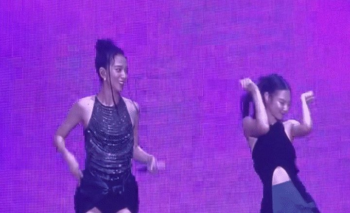 Khoảnh khắc học nhanh vũ đạo See tình của Rosé, Lisa và Jisoo dưới sự thị phạm của cô giáo Jennie trên sân khấu tối 29/7 khiến fan hò hét không ngừng. Ảnh cắt từ clip.