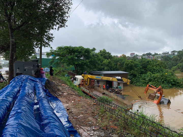 Do điều kiện thời tiết không thuận lợi, việc trục vớt máy múc gặp nhiều khó khăn.