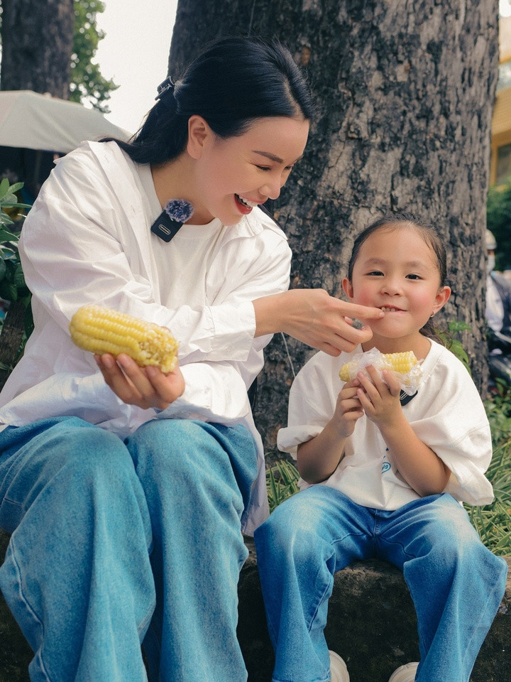 Suốt cuộc hành trình đáng trân trọng này, hai mẹ con cho thấy những khoảnh khắc rất bình dị, như đi xe máy dạo phố, ngồi lề đường ăn bắp…Trà Ngọc Hằng cặn kẽ dẫn con đi và giải thích cho con hiểu về những hành động, tấm lòng tốt đẹp của người Sài Gòn dành cho nhau, từ việc đặt tấm bảng giúp hướng dẫn mọi người trên đường, đặt bình nước miễn phí cho đến câu chuyện về những hoàn cảnh khó khăn.