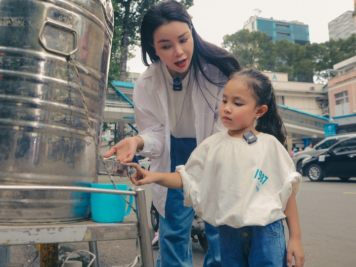 Nữ ca sĩ - diễn viên thổ lộ cô luôn dạy con biết ơn cuộc sống, trân trọng những gì mình đang có và san sẻ với các mảnh đời khó khăn. Đặc biệt, Trà Ngọc Hằng cùng con gái thường xuyên tham gia các hoạt động thiện nguyện ý nghĩa.