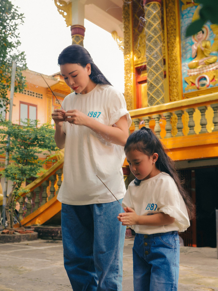Trà Ngọc Hằng gần như dành mọi tình yêu thương cho con gái Sophia. Ngoài công việc buôn bán, kinh doanh, cô đều dành thời gian rảnh để ở bên cạnh con. Trà Ngọc Hằng luôn khẳng định con gái chính là động lực để cô phấn đấu và nỗ lực vượt qua khó khăn trong cuộc sống hay công việc kinh doanh.