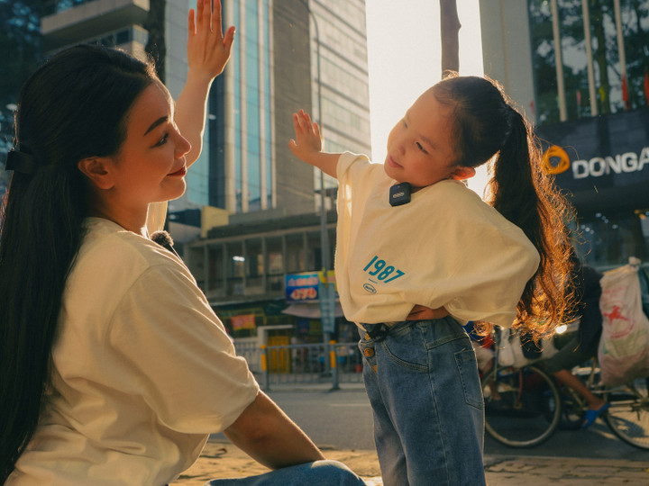 Trà Ngọc Hằng và con gái Sophia được xem là cặp mẹ con có phong thái sang chảnh của showbiz Việt. Cả hai không ít lần gây sốt với những bộ ảnh thời trang được đầu tư kỹ lưỡng, sành điệu.