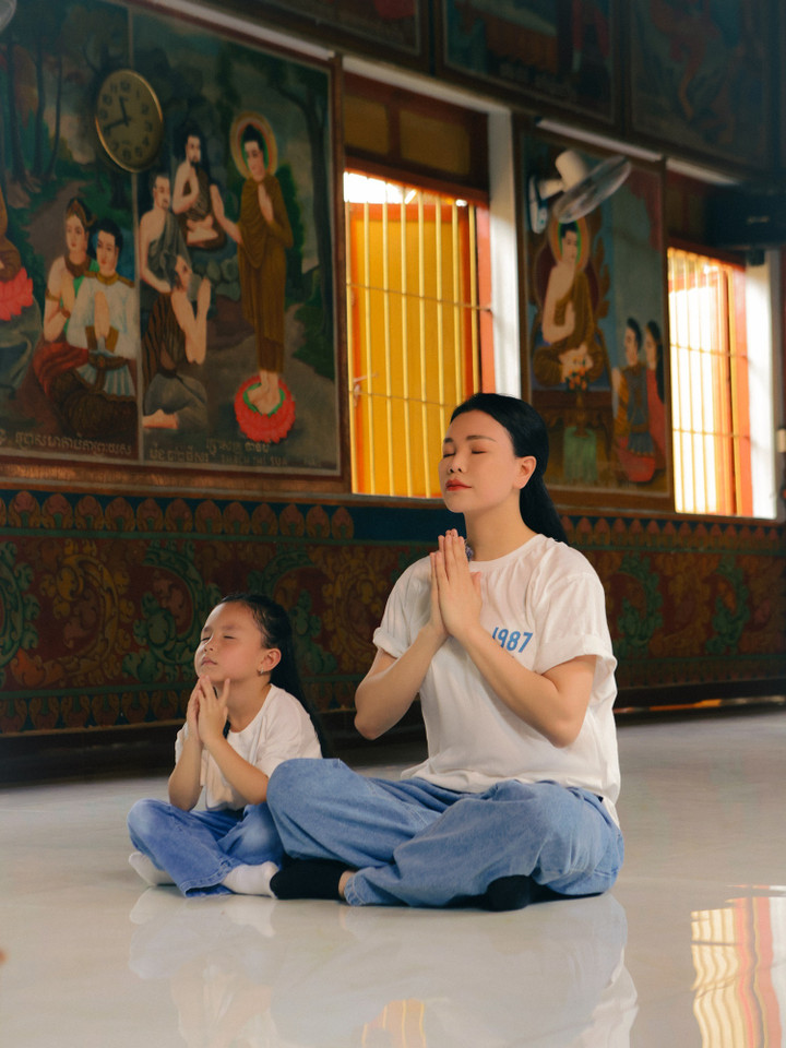 Không thừa nhận mình là bà mẹ hoàn hảo, Trà Ngọc Hằng vẫn đang nỗ lực để mang lại những điều tốt nhất cho con, bao gồm cho con cuộc sống đầy đủ và đồng hành, chỉ bảo Sophia thành một cô bé trưởng thành, được sống theo sở thích và biết yêu thương, trân trọng mọi điều xung quanh.