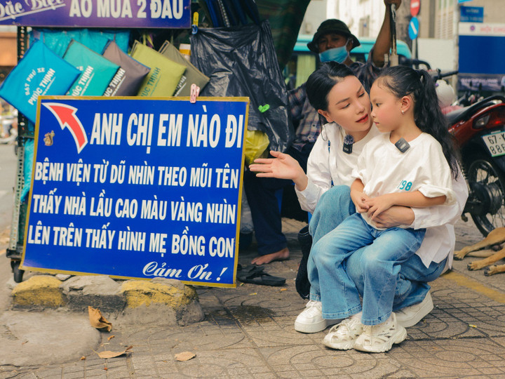 Trước đây, cô cũng chia sẻ về tương lai con: “Tôi muốn con sống đúng với lứa tuổi của mình. Còn sau này nếu con có thể đi theo con đường nghệ thuật, làm người mẫu hay bất cứ công việc gì khác, tôi vẫn ủng hộ. Tất nhiên, nếu Sophia sau này làm cùng ngành nghề với mẹ chắc sẽ thú vị lắm”.