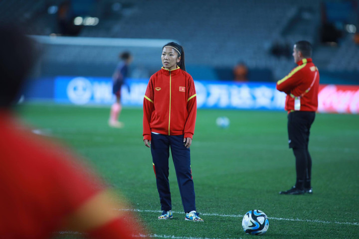 Huỳnh Như ngồi dự bị.