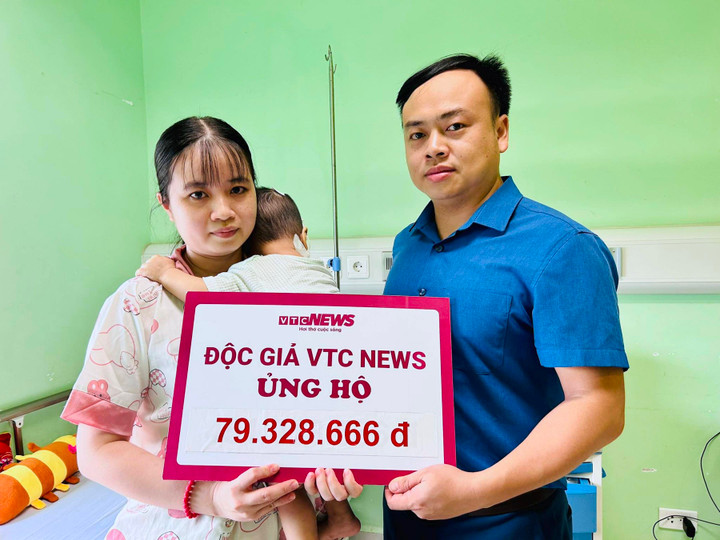 Mẹ bé Phan Gia Phúc thay mặt gia đình nhận số tiền gần 80 triệu đồng độc giả ủng hộ.