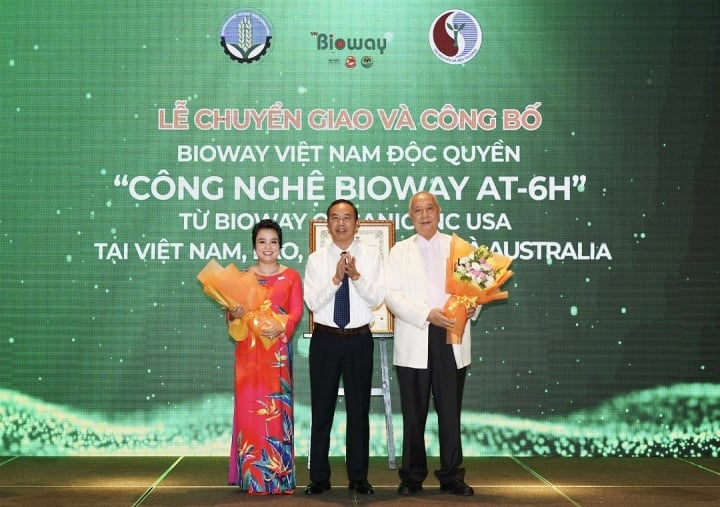 Thứ trưởng Phùng Đức Tiến tặng hoa chúc mừng sự kiện chuyển giao công nghệ BIOWAY AT-6H từ Tập đoàn Bioway USA cho Tập đoàn Bioway Việt Nam.