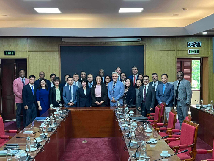 Đoàn doanh nghiệp bang California trong buổi gặp gỡ với Thứ trưởng Bộ Kế hoạch và Đầu tư.