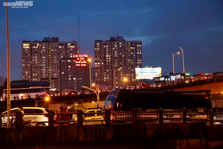 Anh Nguyễn Ngọc Hùng cho biết, khoảng 16h30 anh lái xe từ đường Trường Chinh về quận Long Biên. Tuy nhiên, mưa lớn, tắc đường khiến xe của anh gần như không thể nhúc nhích.