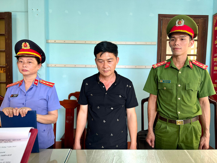 Cơ quan chức năng thực hiện lệnh khởi tố với Đặng Quốc Trung dưới sự chứng kiến cùa đại diện Viện Kiểm sát.