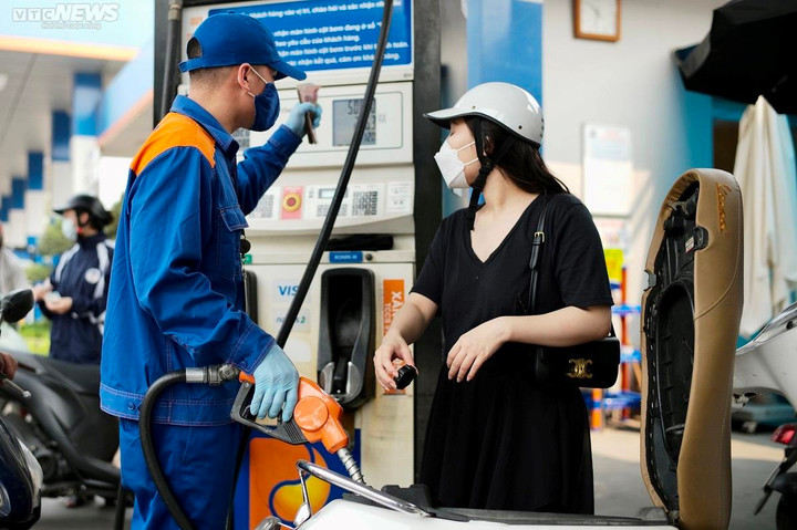 Giá xăng hôm nay tăng mạnh. (Ảnh minh họa: Công Hiếu).