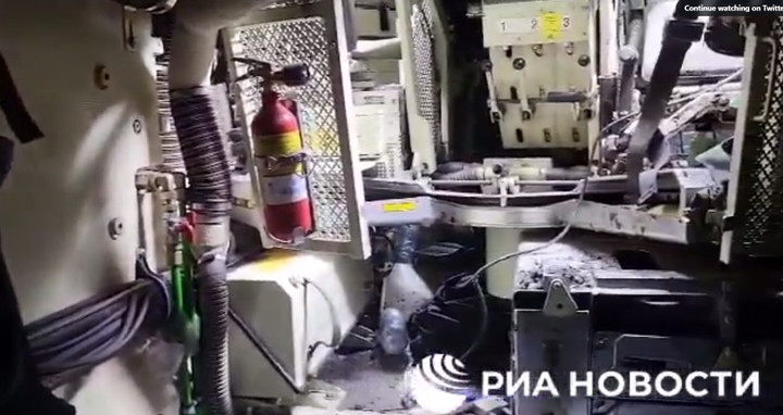 Hình ảnh được quay bên trong của chiếc CV-90.