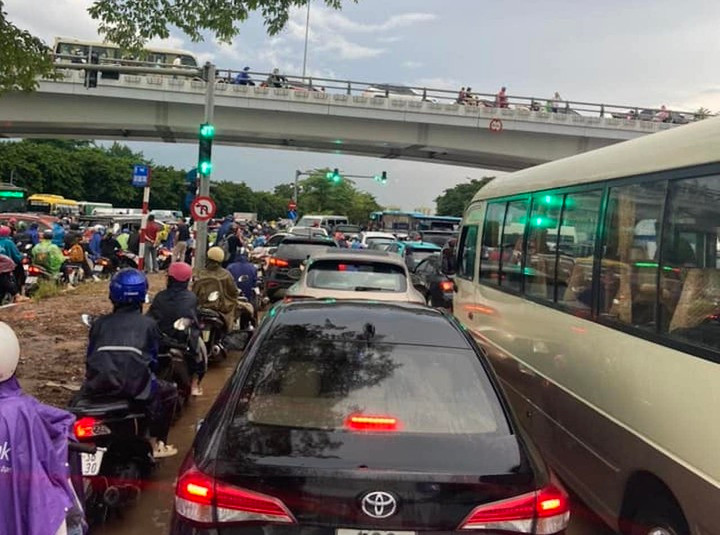 Mưa ngập khiến giao thông hỗn loạn.