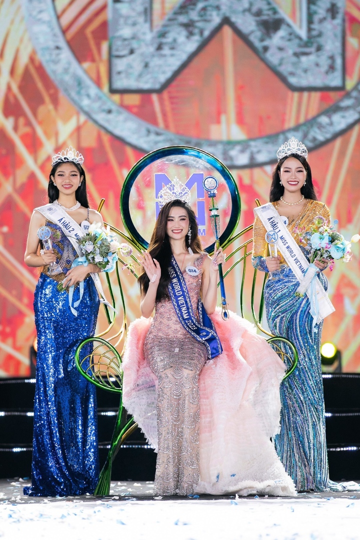 Khoảnh khắc đăng quang của top 3 Miss World Vietnam 2023.