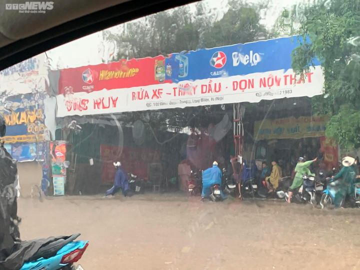 Nhiều người chọn cách trú mưa.