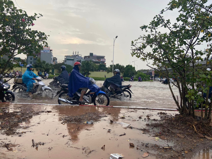 Ngã tư Cổ Linh - Đàm Quang Trung (quận Long Biên) ngập sâu.