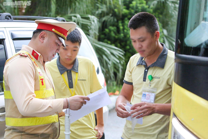 Lực lượng CSGT kiểm tra các ô tô kinh doanh vận tải hành khách.