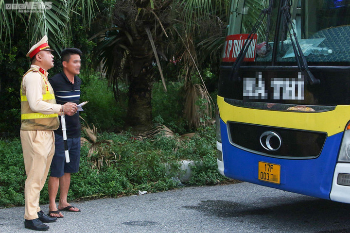Tổ công tác kết hợp vừa kiểm tra, vừa tuyên truyền cho tài xế, chủ xe biết kế hoạch tổng kiểm soát.