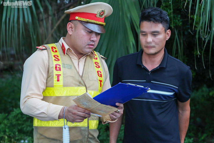 Tài xế D. chỉ xuất trình được giấy hẹn làm thủ tục cấp, đổi đăng ký xe đã quá hạn.